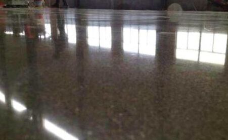 固化劑地坪和水磨石的性能特點各是什么？